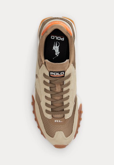 Μπεζ και καφέ sneaker Polo Ralph Lauren με υφή ύφασμα, σουέτ λεπτομέρειες, ετικέτα με λογότυπο στη γλώσσα και κορδόνια, από πάνω.