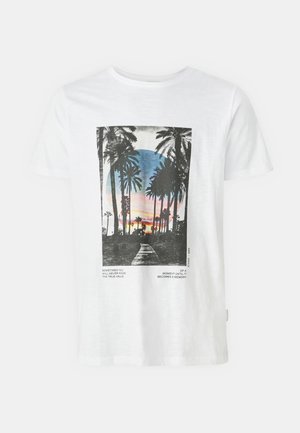 Hvid bomulds t-shirt med grafisk print af palmer ved solnedgang, med tekst nedenfor. Korte ærmer og rund halsudskæring.