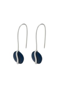 Pendientes de cerámica de color azul marino con gancho de plata, que presentan un acabado suave y un diseño curvado, evocando una forma natural y fluida.