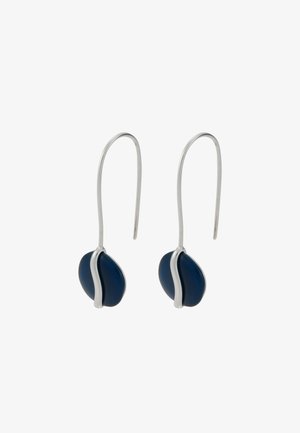 Orecchini in ceramica blu navy con gancio in argento, caratterizzati da una finitura liscia e un design curvo che evoca una forma naturale e fluente.