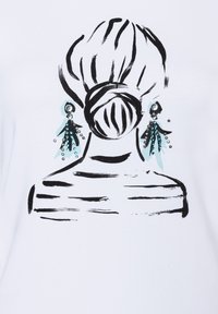 Witte stof met een zwarte illustratie van de achterkant van een vrouw met een knot, versierd met teal en zilveren hang oorbellen.