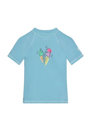 Hellblaues kurzärmeliges Hemd mit bunten Eiswaffel-Grafiken in der Mitte, die zwei Waffeln mit grünen, lila und rosa Kugeln zeigen.