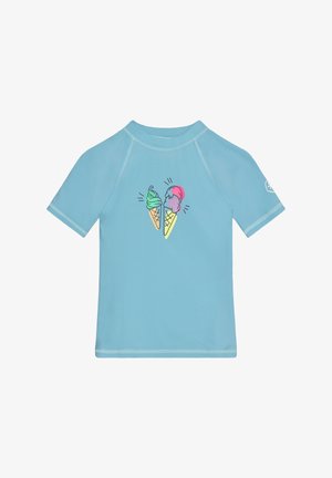 Hellblaues kurzärmeliges Hemd mit bunten Eiswaffel-Grafiken in der Mitte, die zwei Waffeln mit grünen, lila und rosa Kugeln zeigen.