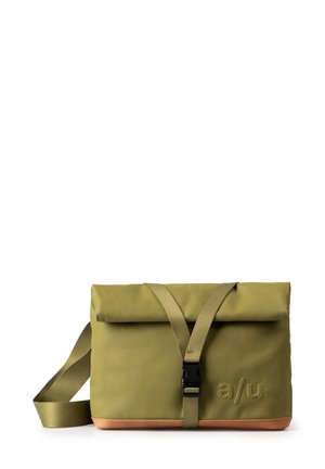 Sac bandoulière vert olive avec base marron, rabat supérieur, sangle avant avec boucle noire et logo embossé "a/u" sur le côté avant droit.
