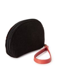 Bolsa de corduroy negro con forma redondeada, con una correa de muñeca de cuero rosa y superficie texturizada.