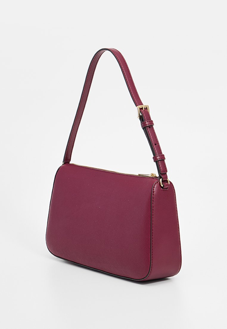 Borsa in pelle bordeaux con forma rettangolare, texture liscia e tracolla regolabile fissata con hardware dorato. Dotata di chiusura con zip.