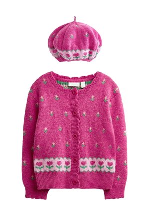 Rosa gestrickter Cardigan und passendes Barett mit kleinen Blumenmustern und herzförmigen Designs an den unteren Kanten.