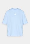ESSENTIALS 3 STRIPES BOYFRIEND - Potiskana majica - glow blue/white