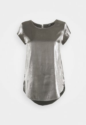 Haut tunique à manches courtes, argenté brillant, avec un col rond et un ourlet arrière légèrement plus long.