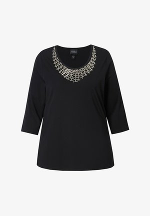 Czarna koszula z rękawami do trzech czwarte, z fakturowanym, metalicznym wykończeniem przy dekolcie oraz prostym dołem.