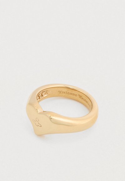 Aranyszínű gyűrű sima, lekerekített gyűrűsávval és szív alakú tetejével. Finom gravírozás található a belső oldalon. Csiszolt kivitel.