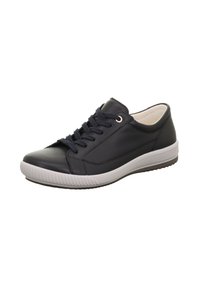 Marineblauwe leren sneaker met witte rubberen zool. Kenmerkt zich door een ronde neus, vetersluiting aan de voorkant en subtiele stiksels aan de zijkanten. Zachte binnenvoering.