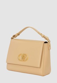 Borsa a tracolla in pelle beige con forma rettangolare, hardware con logo dorato e una maniglia superiore singola. Texture liscia con chiusura a pattina piegata.