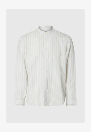 Biela košeľa s dlhým rukávom s tenkými vertikálnymi béžovými pruhmi, stojacím golierom, zapínaním na gombíky vpredu a gombíkovými manžetami.