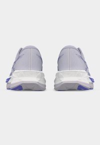 Αθλητικά παπούτσια ανοιχτό μωβ με υφασμάτινο επάνω μέρος με υφή, λευκή ενδιάμεση σόλα και μωβ λεπτομέρειες. Διαθέτουν επενδεδυμένη φτέρνα και σχεδιασμό σόλας με περίγραμμα.