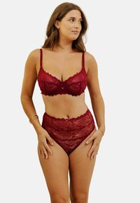 Ensemble de lingerie en dentelle bourgogne comprenant un soutien-gorge et une culotte taille haute, ornés de motifs floraux, de bords festonnés et de bretelles ajustables pour un maintien sécurisé.