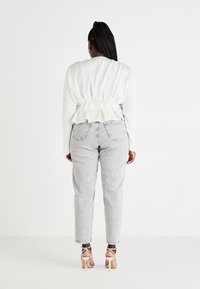 Vero Moda Curve VMCTESSA MOM - Slim fit -farkut - light grey denim
