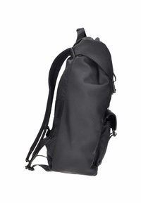 Mochila negra con un diseño elegante, fabricada en un tejido duradero. Cuenta con correas ajustables acolchadas y un bolsillo lateral para accesorios.