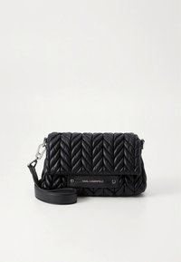 Crna kožna torba s pletenim uzorkom, pravokutnog oblika, s odvojivim remenom za rame i pločicom s logom sprijeda.