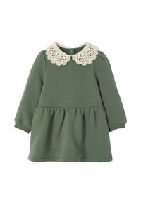 Grünes Langarmkleid mit gerafftem Rock, ausgestattet mit einem cremefarbenen Spitzenausschnitt und einer Knopfverschluss auf der Rückseite. Hergestellt aus weichem, strukturiertem Stoff.