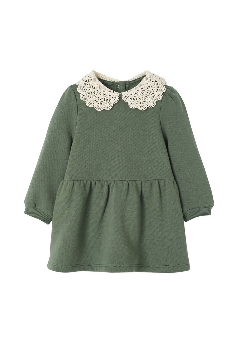 Grünes Langarmkleid mit gerafftem Rock, ausgestattet mit einem cremefarbenen Spitzenausschnitt und einer Knopfverschluss auf der Rückseite. Hergestellt aus weichem, strukturiertem Stoff.