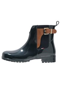 Stivale da pioggia nero lucido con accenti in pelle marrone e una fibbia, pannello laterale elastico e suola texture per una migliore aderenza.