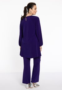 YOEK MIT CUT-OUT - Tuniek - purple