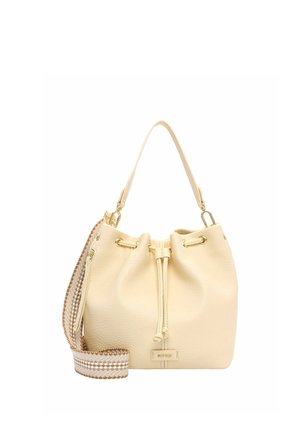 Sac seau beige à cordon avec texture granuleuse, une seule poignée supérieure et une large bandoulière rayée amovible.