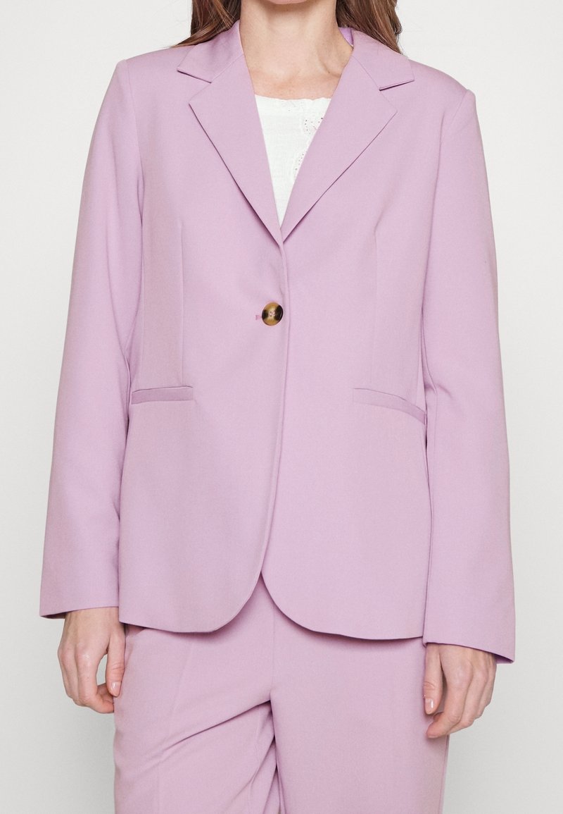 Lilákový blazer s jedním zlatým knoflíkem, přizpůsobený střih, ostře střižené klopy a boční kapsy, vyrobený z hladkého materiálu.