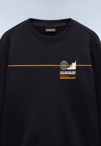 Sweatshirt noir à col rond en coton avec un design graphique orange représentant un globe et une montagne, accompagné de texte en blanc et jaune.