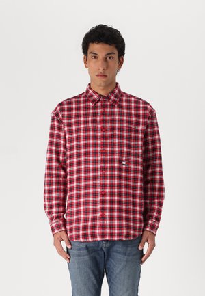 Camicia a maniche lunghe a quadri rossi e neri con colletto abbottonato, caratterizzata da un piccolo logo sulla tasca del petto e una texture morbida.