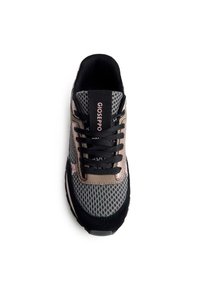 Sneaker con tomaia in rete nera con accenti grigi e metallici, lacci tondi, collo imbottito e suola testurizzata. Logo del marchio sulla linguetta.
