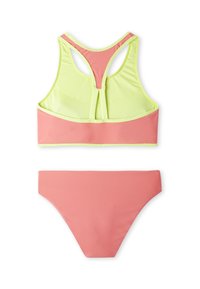 Twee-delige bikini set met een roze top met een gele mesh racerback en bijpassende roze onderkant, gemaakt van glad, rekbaar materiaal.