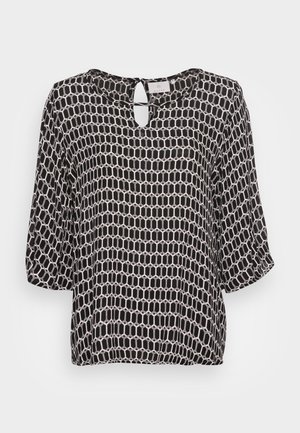 Juoda ir balta bliuskutė su raktų angos iškirpte, 3/4 ilgio rankovėmis ir geometriniu korių raštu. Lengvas, lygus audinys su lengvu blizgesiu.