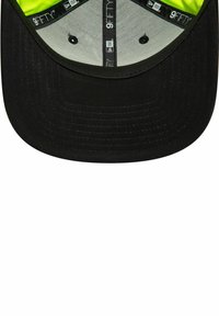 Schwarze Baseballmütze mit gebogenem Schrim, ausgestattet mit einer leuchtend grünen Innenauskleidung, schwarzer Stickerei und mehreren Belüftungsöffnungen.