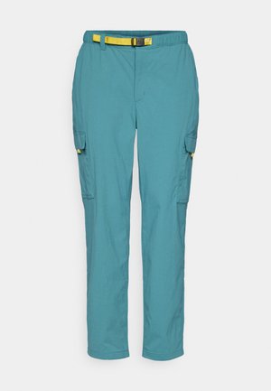 Teal cargo bukser med en afslappet pasform, der har et gult bælte, sidelommer og et let, tekstureret stof. Bæltestropper og manchetter ved kanten er inkluderet.