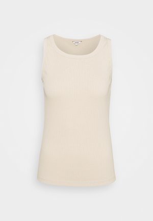 Camiseta de tirantes acanalada en beige claro, con cuello redondo y diseño sin mangas. Textura suave con silueta ajustada.