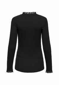 Svart långärmad topp i ribbad tyg, med en definierad krage med vågig kant och volangärmar vid handlederna.