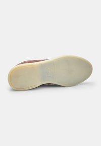 Brauner Wildlederschuh mit Gummisohle, ausgestattet mit einer glatten, beige-farbenen Außensohle und dezentem Branding an der Zwischensohle. Formgeschneidert für Komfort und Unterstützung.