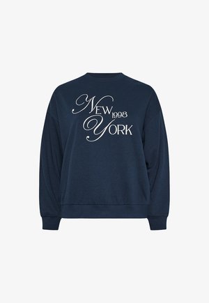 Marineblaues Sweatshirt mit Rundhalsausschnitt und weißem Text "New York 1998" in großen kursiven und Serifenschriften auf der Vorderseite.