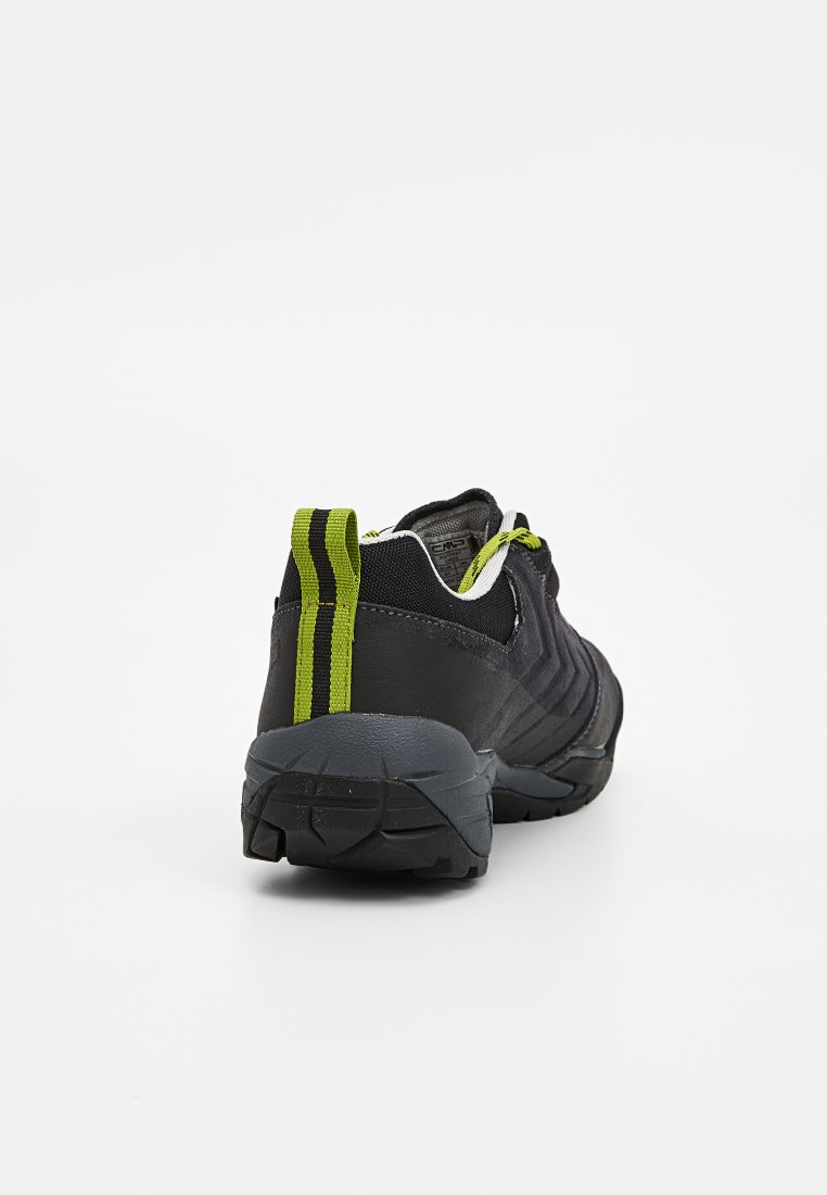 Buty sportowe z czarną syntetyczną cholewką, teksturowanymi detalami, zielonymi akcentami oraz solidną szaro-rubberową podeszwą. Posiadają wyściółkę przy kostce.