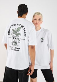 YOURTURN UNISEX - Camiseta estampada - bright white