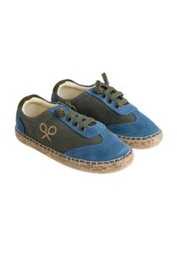 Zapatos de lona azules y verdes con acentos beige, que presentan una punta redonda, cordones y una suela media de yute trenzado.