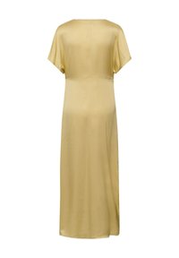 Vestido largo y liso de satén beige con mangas cortas y un ajuste suelto y fluido, visto desde atrás sobre un fondo blanco.
