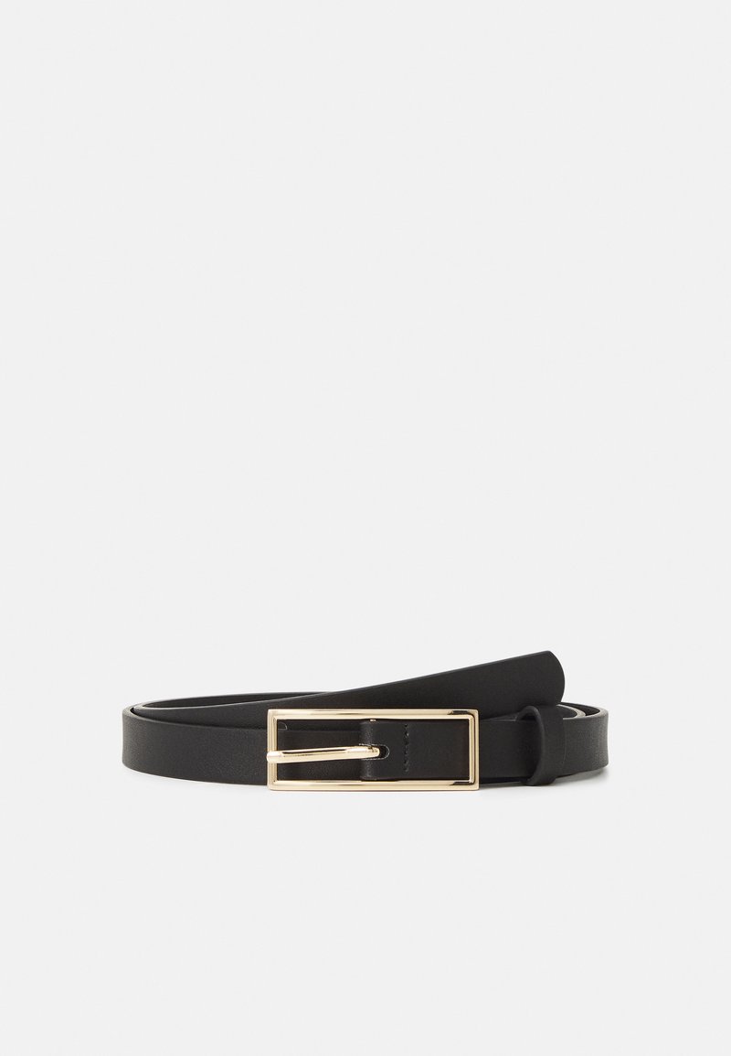 Cinto de couro preto com um acabamento mate e elegante. Apresenta uma fivela retangular em metal dourado e um design de tira suave.