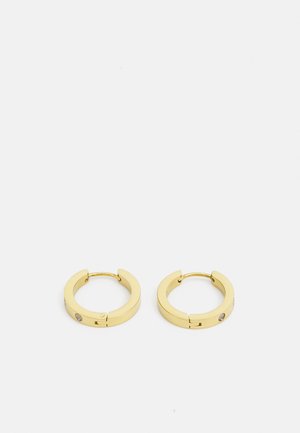 Kultaiset renkasriipukset kiiltävällä pinnalla, joissa on pieni jalokiviyksityiskohta yhdellä puolella ja saumaton sarana-muotoilu.