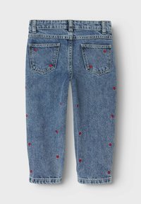 Pantalones de mezclilla en azul claro con corazones rojos bordados repartidos por la tela, con corte recto y dos bolsillos traseros.