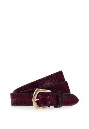 Donkerrode leren riem met een goudkleurige, gebogen rechthoekige gesp, opgerold en plat neergelegd op een witte achtergrond.