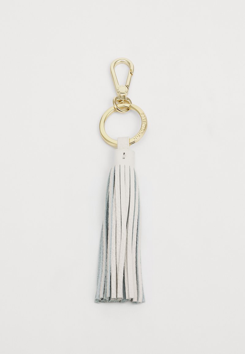 Chaveiro de couro com um fecho e anel de metal dourado; apresenta um longo penacho branco e azul claro com detalhes finos e superfície texturizada.