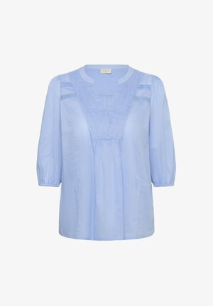 Blouse bleu clair en tissu lisse. Présente un col en V, des plis pincés et des manches trois-quarts bouffantes. Coupe décontractée.